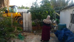 بالفيديو: للمرة الثالثة - دائرة أراضي اسرائيل تهدم ساحة منزل عائلة قبطان في حي العجمي بيافا